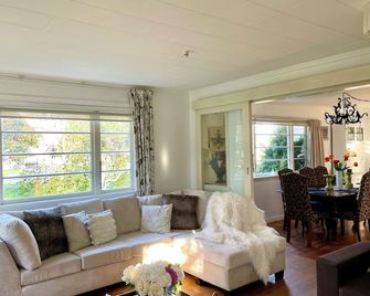 Foxton Rose Haven Retreat nestled amidst nature's embrace whispers of the trees - Foxton Beach - Sala de estar