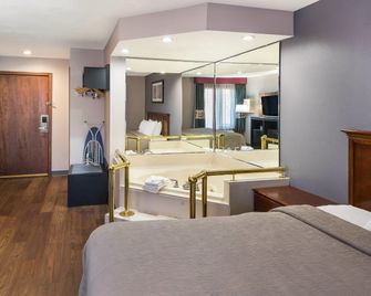 Quality Inn and Suites Cincinnati I-275 - Cincinnati - Schlafzimmer