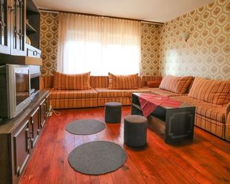 Dragan's Den Hostel - Gornji Babin Potok - Wohnzimmer