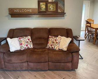 Cozy 3-bedroom house in peaceful Mena with WiFi, AC - Mena - Living room