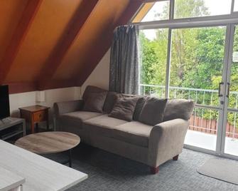 Milton Chalet Motel - Nelson - Living room