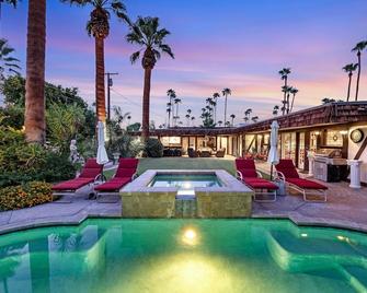 Unique Tudor-Style Home on Manicured Grounds Near Downtown Palm Springs - Palm Springs - Piscina