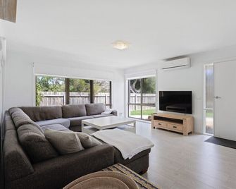 Beach House Getaway 2 - Smiths Beach - Sala de estar