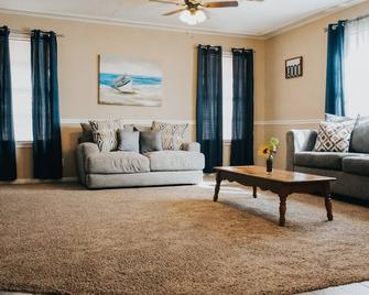 Newly Remodeled - Near Baseball Fields, Park, Local Restaurants - Sulphur - Living room