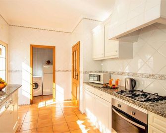 Villa Near Sao Rafael Beach With Private Pool - Albufeira - Kitchen