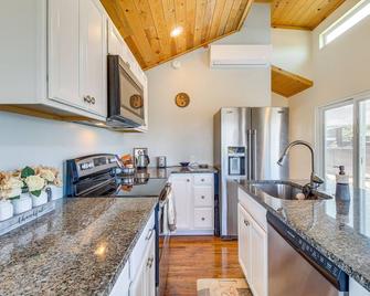 2 Mi to Rainbow Lake Lovely Lakeside Tiny Home - Pinetop-Lakeside - Kitchen