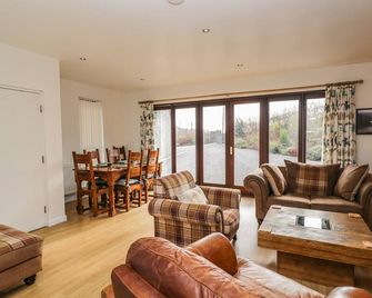 THE LODGE, pet friendly, with hot tub in Pontsticill - Merthyr Tydfil - Living room