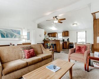 15mins to Downtown- Adorable on Taylor Both Units - West Columbia - Living room