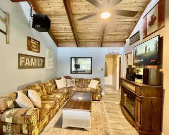 Cozy cabin w/ Trailer, Sleeps 6 - 10 guests, Walking Distance to Beach, Hot Tub! - Sicamous - Living room