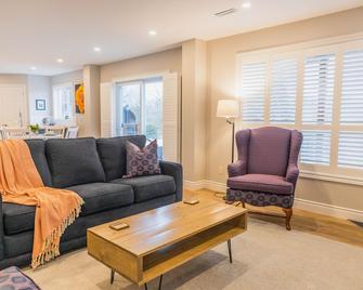 Private and spacious 1 bedroom suite with hot tub - Barrie - Living room