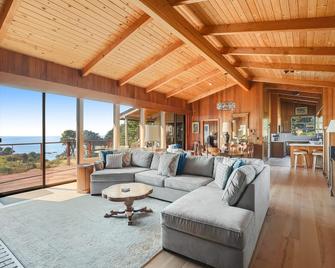 Rosemary's Retreat - Mendocino - Living room