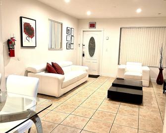 Estrada's Cozy Vacation Home Near Hollywood Beach - Cooper City - Living room