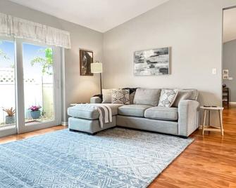 5 Star Family Friendly 3 Bed Home W. Heated Pool - Wellington - Living room