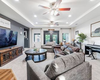 Cozy City Cabin w/King Bed/Fire Pit/Foosball/ Arcades/Playground and Nice Yard - Citrus Heights - Sala de estar