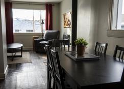 The Cozy Red Cabin - Crowsnest Pass - Comedor