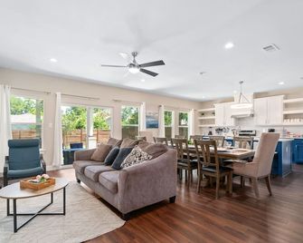 Modern Rustic Farmhouse in the Heart of Dallas - 達拉斯 - 客廳