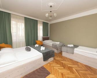 Anna's Guest House - Gori - Habitación