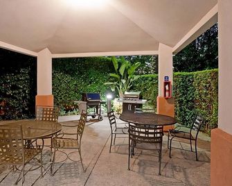 Prime Location in Santa Ana! 4 Modern Units, Pet-friendly, Full Kitchen! - Santa Ana - Patio