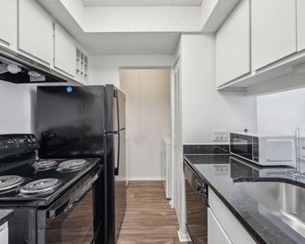 Northcliffe 104 I Fully Furnished 1 Bedroom 1bth - Winston-Salem - Kitchen