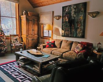 Luxury Cottage at Sundance Utah - 3 Minute Walk to Ski Lift and Restaurants - Sundance - Living room