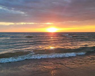 Beach Cottage, walking distance to Sauble. 3 bedroom, 2 bath - South Bruce Peninsula - Beach