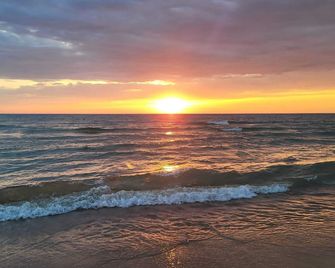 Beach Cottage, walking distance to Sauble. 3 bedroom, 2 bath - South Bruce Peninsula - Playa