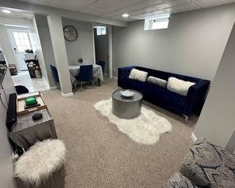 New Cozy 2-bedroom basement apartment with WiFi, AC in welcoming Piscataway - Piscataway - Living room