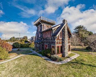 A combo of the 2nd and 3rd floors of SkyDeck House, dog / pet friendly! - McKinleyville - Building