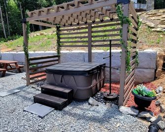Incredibly Unique Barrel Pod on a Beautiful Private Vineyard with Breathtaking Views for an Unforgettable Glamping Experience in Jonesville, North Car - Jonesville - Terasa