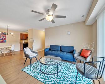 Stonecrest 701, 2bd Apt I Free Parking I Pool - New Albany - Living room