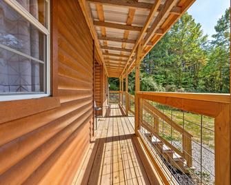 The Sit and Stay Cabin - Campton - Balcony