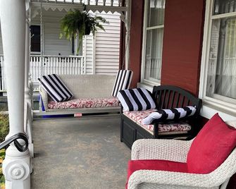 Charming 2-bedroom house with AC and WiFi in lovely Hamilton - Hamilton - Balcón