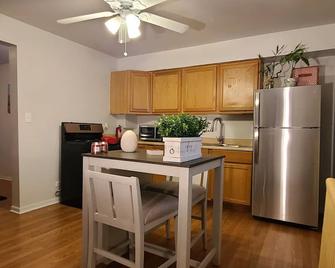 Cozy 1 bedroom, 1 min from Irving Park Blue line, free parking - Chicago - Kitchen