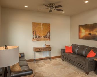 Lakeside 7 Bedroom Villa, Fire Pit, Near Gatlinburg! - Newport - Sala de estar