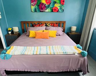 Spacious 3 bedroom home, 10min to town. Unlimited Wifi & AC available! - Apia - Bedroom