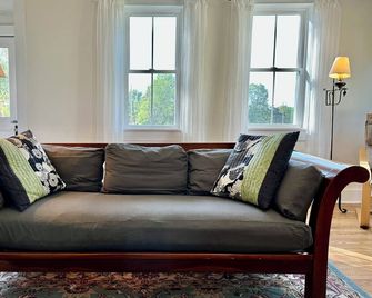 Sleeps 5/ nearby lakes & trails w/ beautiful mtn views and sunsets. Great WIFI! - Waterford - Sala de estar
