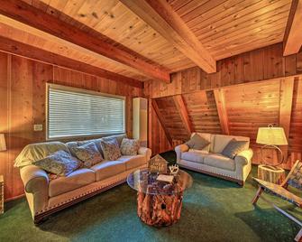Rustic Trinity Center Cabin with Deck Near Fishing! - Trinity Center - Living room