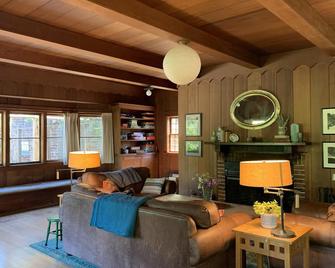 Rustic family vacation retreat with private tennis court (dogs welcome!) - Inverness - Sala de estar