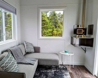 Ocean Top Tiny Home in Western Head, Nova Scotia: Surf, Sunsets and Serenity! - Liverpool - Huiskamer