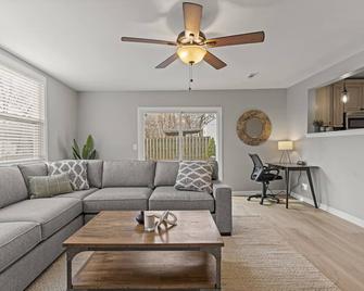 Sunstone Ranch - Ranch Home + Pet Friendly - Prairie Village - Living room