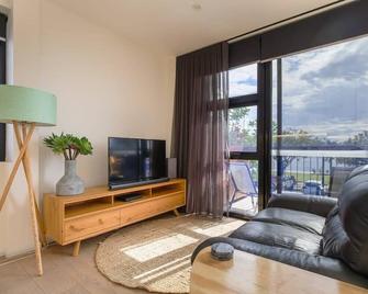 Comfy 2-Bedroom Apartment with a Clyde River View - Batemans Bay - Living room