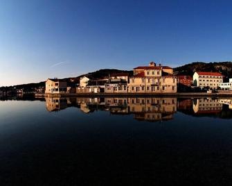 Modern furnished studio apartments for 2 persons - Tisno - Building