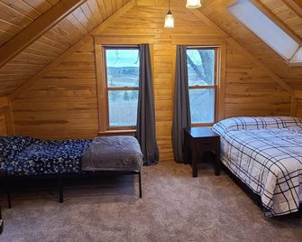 Country Farmhouse at 14 Hands Farm - Detroit Lakes - Schlafzimmer