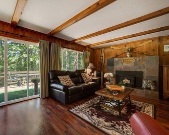 Entire Twain Harte Cabin, 4BR, Arcade Room, Wraparound Deck, Walk to Downtown - Twain Harte - Living room