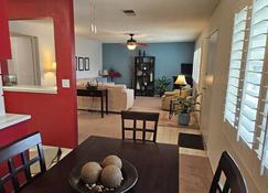 Premium 4.8 Star Rated! 2bd/2ba One Level Quiet W/ Mtn. & Pool Views - Palm Springs - Dining room