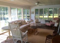 Escape To This Oxford, Md Waterfront Home - Kayaking, Canoeing & Relaxing - Oxford - Living room