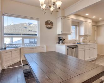 Beach Street Getaway, Charming 4 Bedroom Ocean View Home- Close to Seaside Beach - Seaside - Kitchen