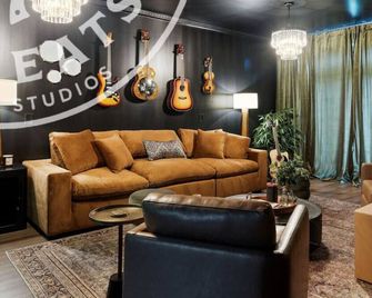 Sugar Hill Retreats | Stories Told + Art Made - Pleasant View - Lounge