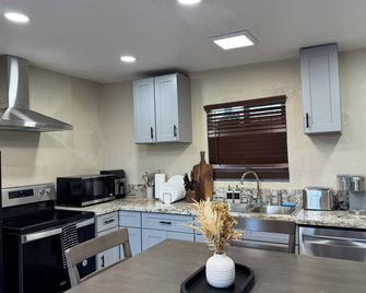 Modern Unit with King Bed in Hanford - Hanford - Kitchen