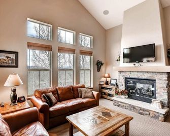 Golf, Hike, Bike. Family Relaxation! Rocky Mtn Retreat! Private Hot Tub. Views! - Granby - Sala de estar